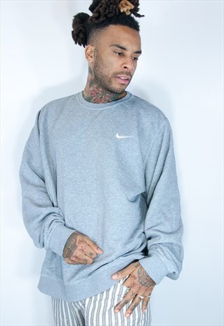 VINTAGE EMBROIDED NIKE SWEATSHIRT