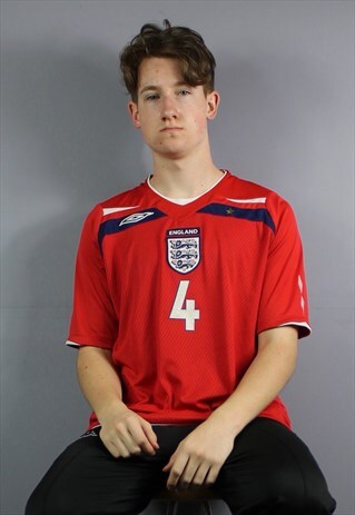VINTAGE UMBRO ENGLAND FOOTBALL SHIRT IN RED WITH EMBROIDERED