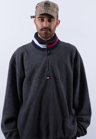 TOMMY HILFIGER SPELL OUT FLEECE