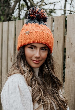 APRES SKI BOBBLE HAT IN ORANGE & GREY