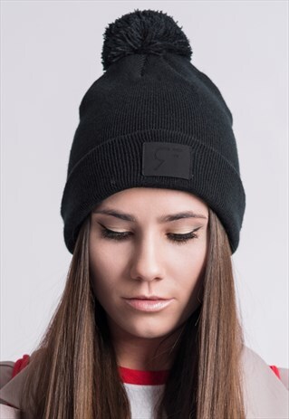 WINTER BEANIE WITH POMP IN BLACK
