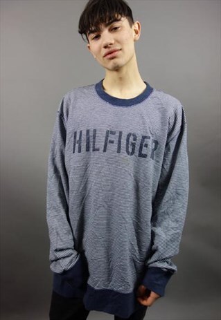THE HILFIGER SPELLOUT SWEATER