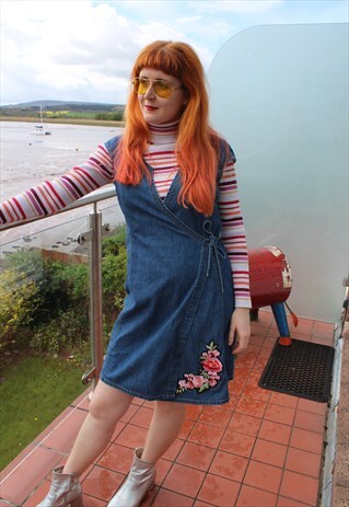 VINTAGE 90S BLUE DENIM V NECK WRAP DRESS WITH FLORAL BADGE