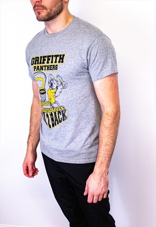 VINTAGE AMERICAN COLLEGE BASKETBALL SPELL OUT T-SHIRT