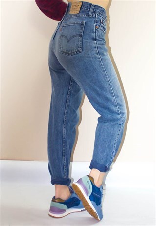 90'S LEVI'S CURVY BLUE 501 BOYFRIEND FIT LEVI JEANS
