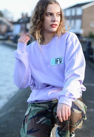 OVERSIZED PATCH SWEATSHIRT IN PURPLE.