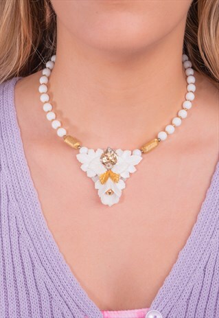 VINTAGE WHITE FLORAL NECKLACE