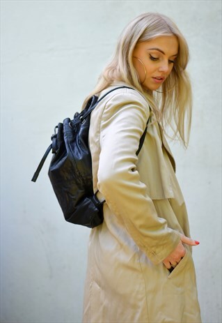 VINTAGE BLACK LEATHER DRAWSTRING RUCKSACK / BACKPACK BAG