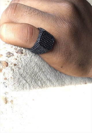 DOTTED RING IN BLACK
