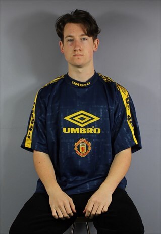 VINTAGE UMBRO MANCHESTER UNITED FOOTBALL T SHIRT IN BLUE WIT