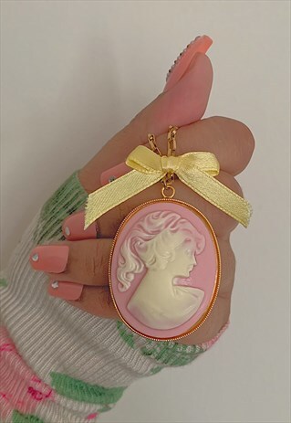 STATEMENT PINK LADY CAMEO NECKLACE ON GOLD CHAIN