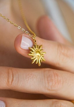 Dainty Gold Sun Pendant Nekclace