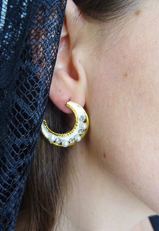 WHITE MOON ENAMEL STUDS WITH PEARL.