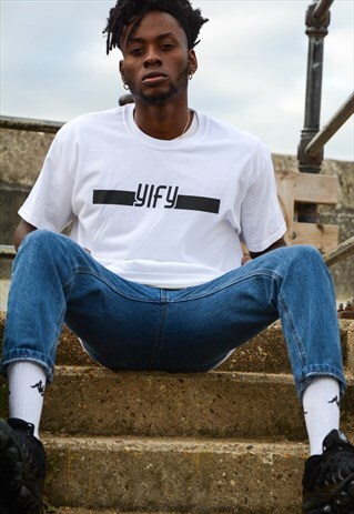 GRAPHIC PRINT T-SHIRT IN WHITE.