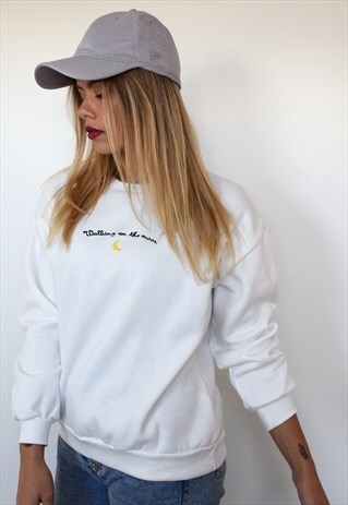 WHITE EMBROIDERED SWEATSHIRT