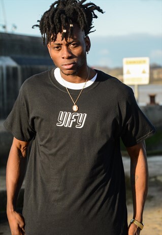 T-SHIRT IN BLACK WITH SHADOW LOGO.