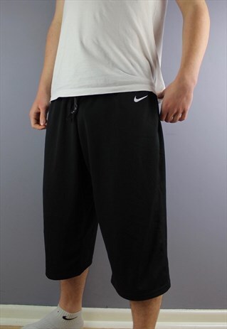 VINTAGE NIKE 3/4 LENGTH SHORTS IN BLACK WITH PRINTED LOGO, P