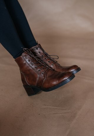 VINTAGE 90S BROWN LACE UPS