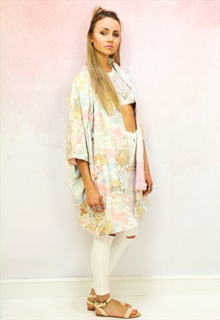1970S VINTAGE TRADITIONAL JAPANESE QUARTER LENGTH KIMONO