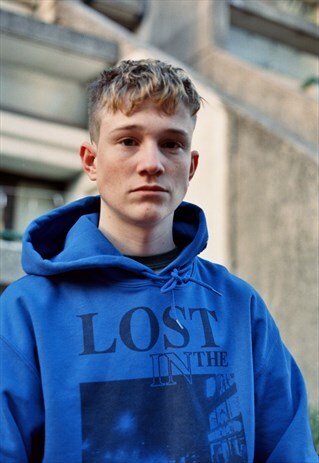 HOODIE IN BLUE WITH 'LOST IN THE UNKNOWN' PRINT