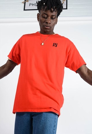 UNISEX T-SHIRT IN RED WITH REPEAT DESIGN.