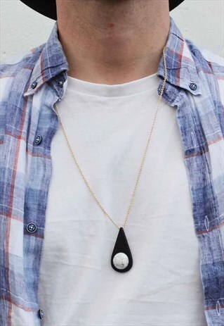 GEO SHAPE NECKLACE WITH WOOD AND MARBLE PATTERN PENDANT