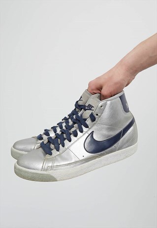 VINTAGE SILVER NAVY NIKE LEATHER HI-TOPS TRAINERS