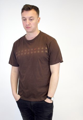 VINTAGE NIKE T-SHIRT.