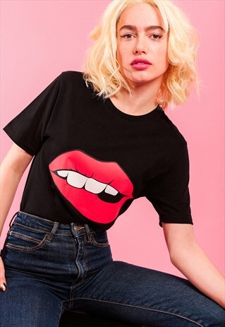UNISEX T-SHIRT IN BLACK WITH LIPS SLOGAN IN RED