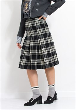 Vintage plaid skirt in black white tartan preppy size M