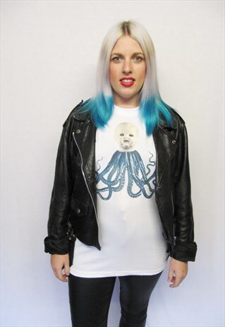 GRAPHIC TEE IN WHITE WITH DOLLOCTOPUS PRINT