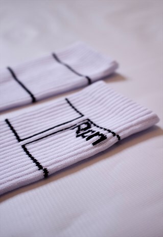 WHITE SOCKS WITH GREY STRIPES
