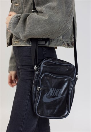 VINTAGE NIKE BLACK LEATHER SPORTS BAG