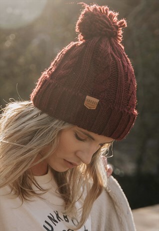 BOBBLE HAT IN BURGUNDY