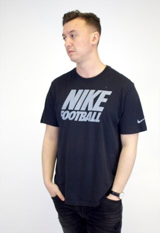 VINTAGE NIKE T-SHIRT.