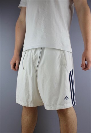 VINTAGE ADIDAS SHORTS IN WHITE WITH POCKETS AND PRINTING. HA