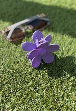 Large Daisy flower claw clip in Lilac