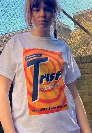 TRUST GRAPHIC PRINT 90S RAVE T-SHIRT IN WHITE