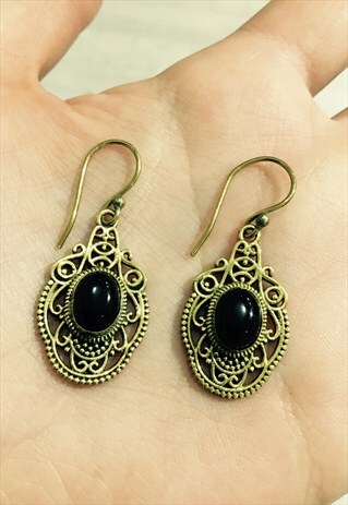 DIVINE STONE EARRINGS WITH BLACK STONES