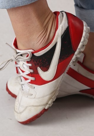 NIKE TRAINERS UK 5.5. US 6Y (M3F)