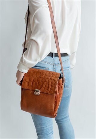 VINTAGE 70S BOHO MESSENGER BAG IN TEXTURED LEATHER