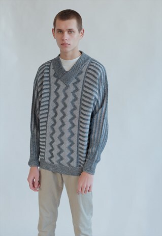 VINTAGE 80S V-NECK JUMPER IN ABSTRACT PATTERN