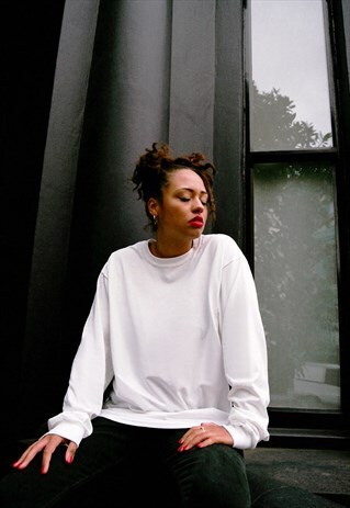 WHITE LONG SLEEVE T-SHIRT WITH WOVEN LABEL DETAIL