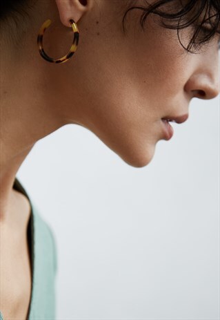 SOMA HOOP EARRINGS IN TORTOISESHELL ACRYLIC