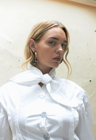 SHIRT IN WHITE WITH SCARF DETAIL