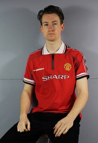 VINTAGE UMBRO MANCHESTER UNITED FOOTBALL SHIRT IN RED WITH L