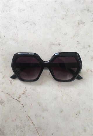 OVERSIZED SQUARED VINTAGE STYLE SUNGLASSES IN BLACK
