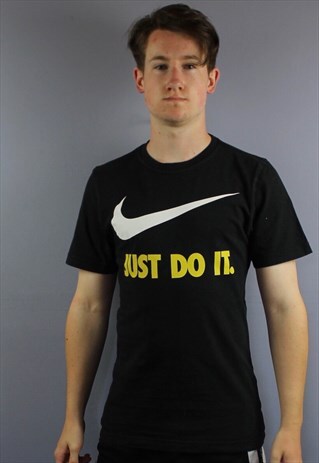 VINTAGE NIKE T SHIRT IN BLACK WITH PRINTED JUST DO IT LOGO.