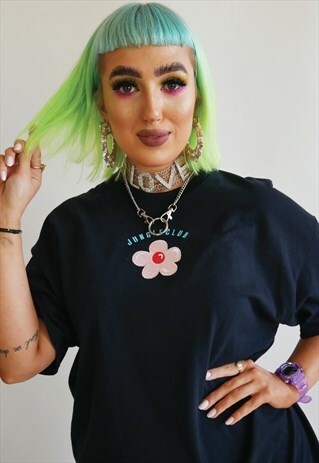 EMBROIDERED FLOWER TEE