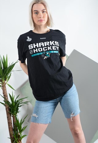 REEBOK T-SHIRT IN BLACK WITH NHL PRINT.